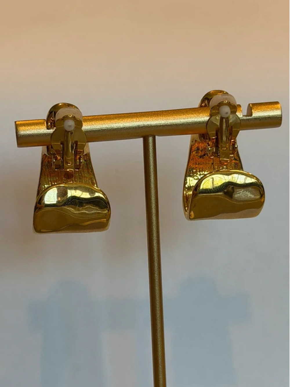 Vintage hammered gold tone metal statement earrings - clip back - Picture 8 of 15